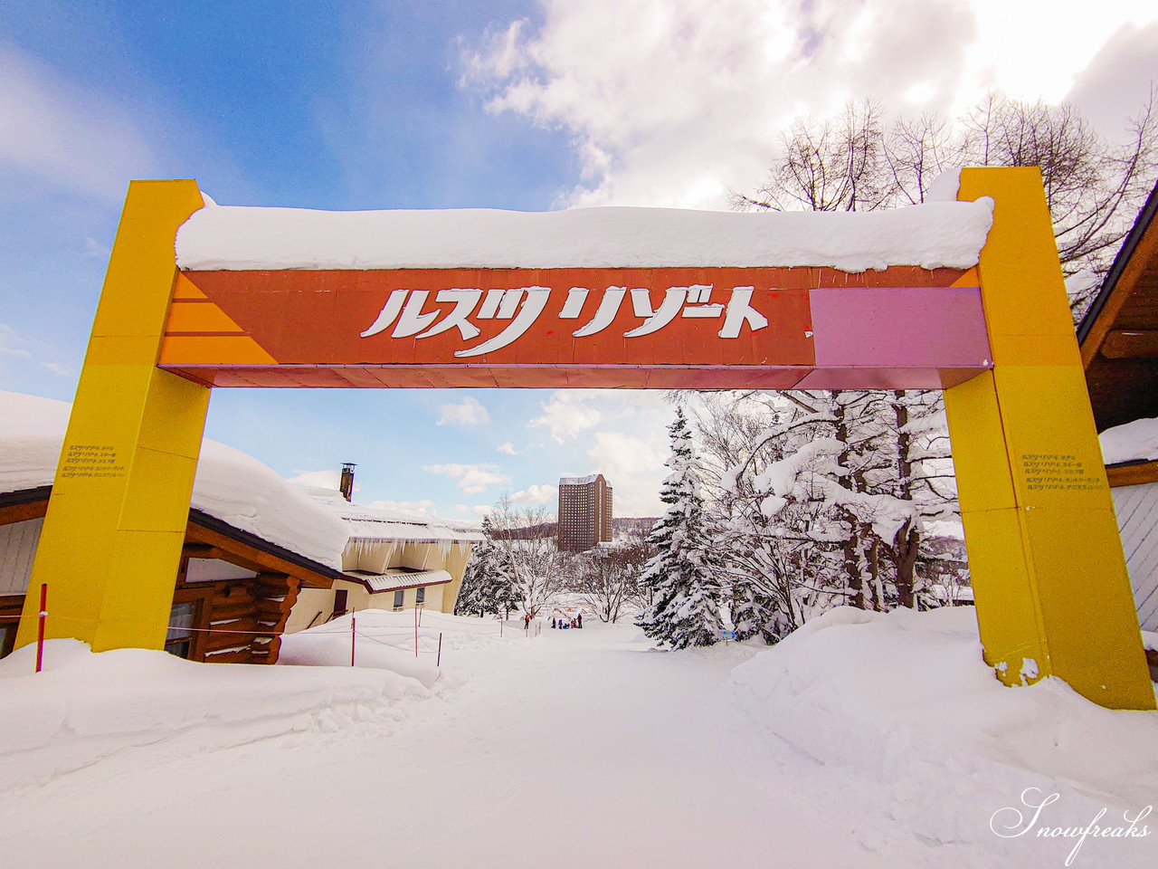 ルスツリゾート　2日間の吹雪の後の青空。たっぷり新雪が降り積もった樹氷林の中を滑る！